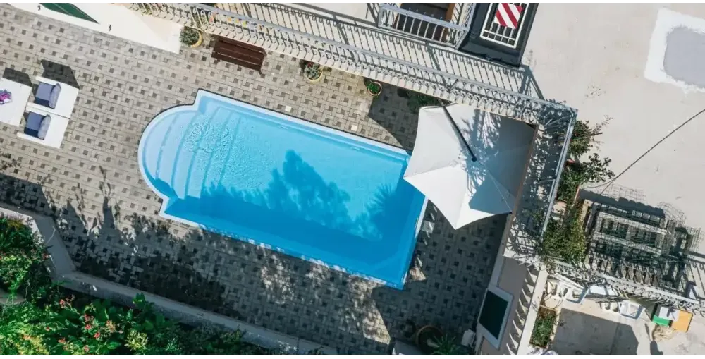 Blå rektangulär glasfiberpool Aruba med kaklad omgivning